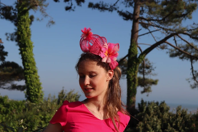 chapeau mariage rose avec fleur